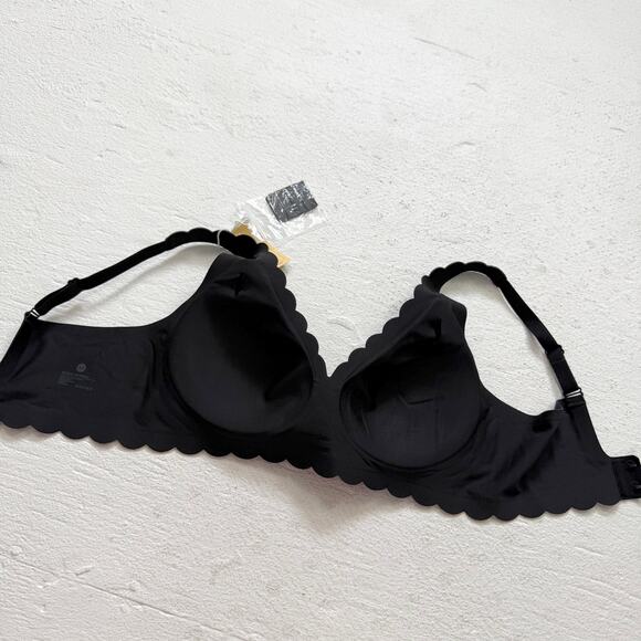 Quttlzze Black Deep V Seamless Wireless Bralette, Size Medium - Picture 4 of 5